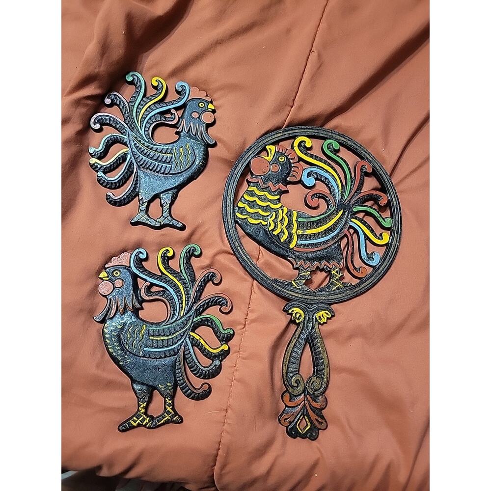 VTG Wilton Cast Iron Kitchen Wall Table Trivet Set Pot Pan Holder Rooster